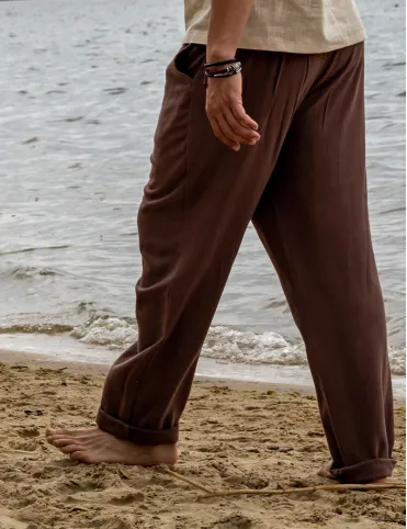 Men's linen trousers with a loose fit and elasticated waistband.