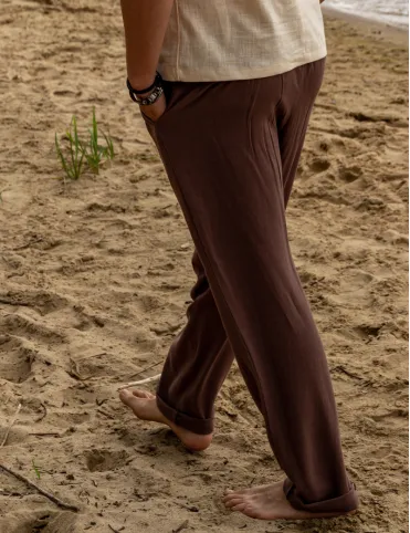 Men's linen trousers with a loose fit and elasticated waistband.