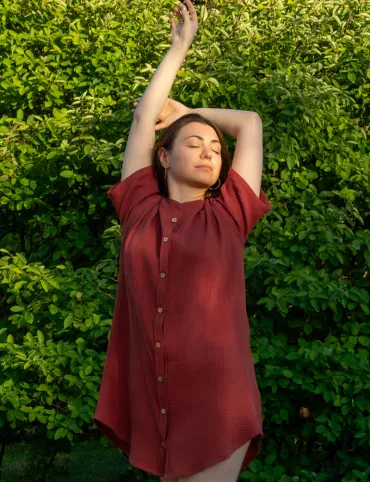 Рыжая бохо рубашка-платье до колена с коротким руковом и пуговицами по всей длинне Риана