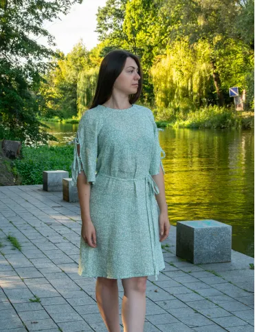 Damska sukienka w kwiaty do kolan z ozdobnymi kokardkami na rękawach Bridget