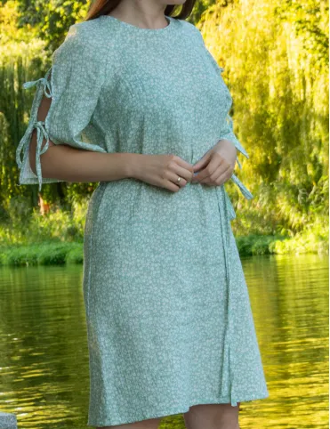 Damska sukienka w kwiaty do kolan z ozdobnymi kokardkami na rękawach Bridget