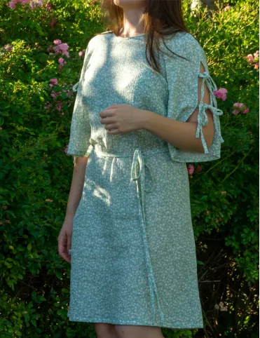 Damska sukienka w kwiaty do kolan z ozdobnymi kokardkami na rękawach Bridget