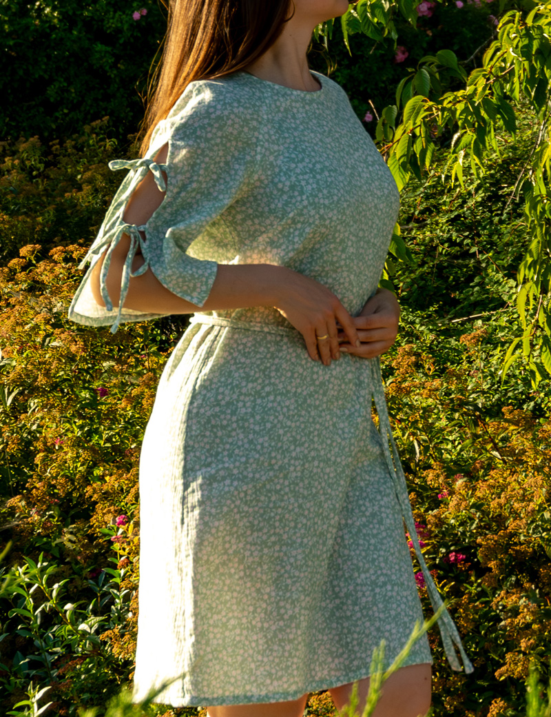 Damska sukienka w kwiaty do kolan z ozdobnymi kokardkami na rękawach Bridget