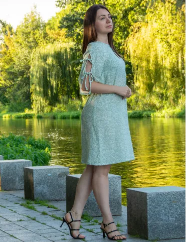 Damska sukienka w kwiaty do kolan z ozdobnymi kokardkami na rękawach Bridget