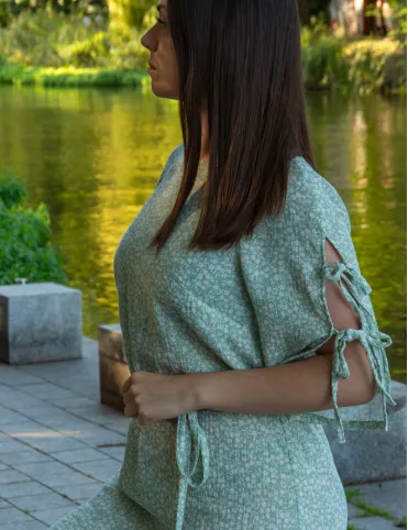 Damska sukienka w kwiaty do kolan z ozdobnymi kokardkami na rękawach Bridget