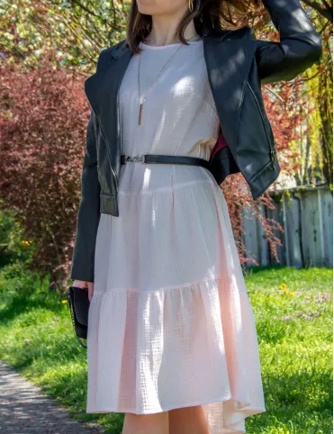 Leichtes pfirsichfarbenes Musselin-Kleid