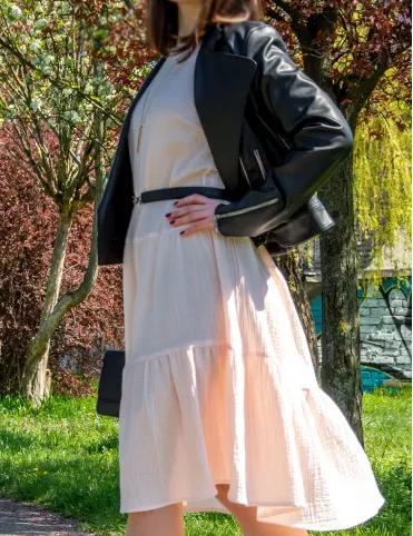 Leichtes pfirsichfarbenes Musselin-Kleid