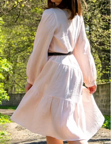 Leichtes pfirsichfarbenes Musselin-Kleid