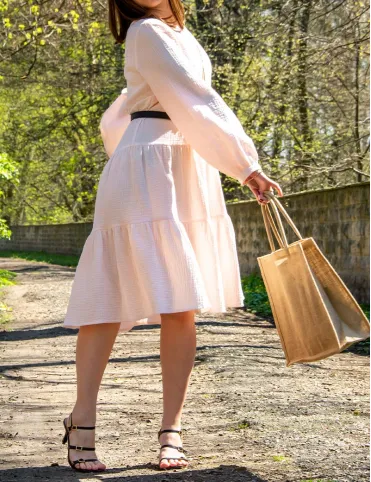 Leichtes pfirsichfarbenes Musselin-Kleid