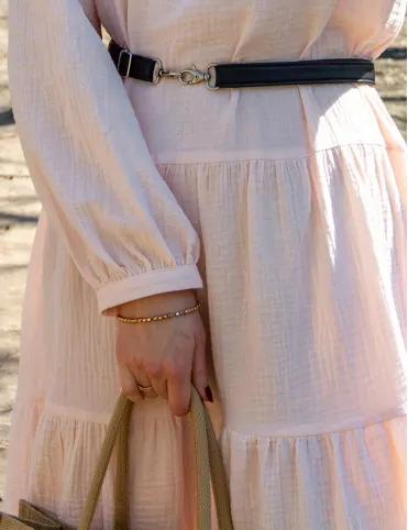 Leichtes pfirsichfarbenes Musselin-Kleid