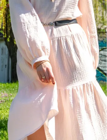 Leichtes pfirsichfarbenes Musselin-Kleid