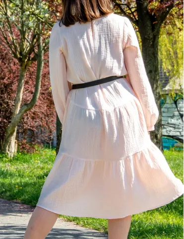 Leichtes pfirsichfarbenes Musselin-Kleid