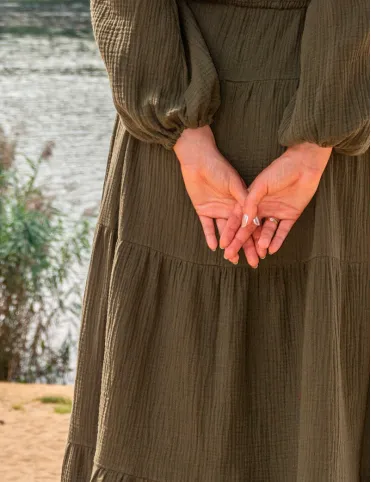 Długa zielona muślinowa sukienka z elastycznym paskiem Sandra