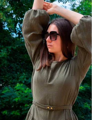 Długa zielona muślinowa sukienka z elastycznym paskiem Sandra