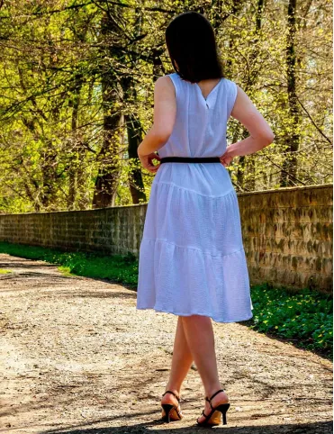 Biała sukienka z muślinu Boho za kolano