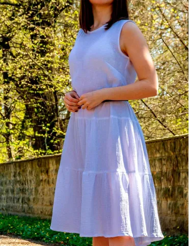 Biała sukienka z muślinu Boho za kolano