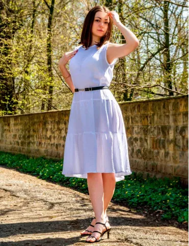 Biała sukienka z muślinu Boho za kolano