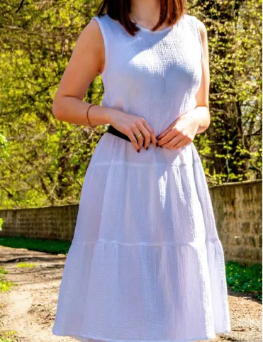 Biała sukienka z muślinu Boho za kolano